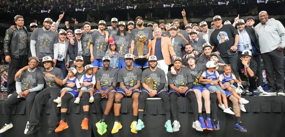 Equipo de los New York Knicks celebrando su campeonato