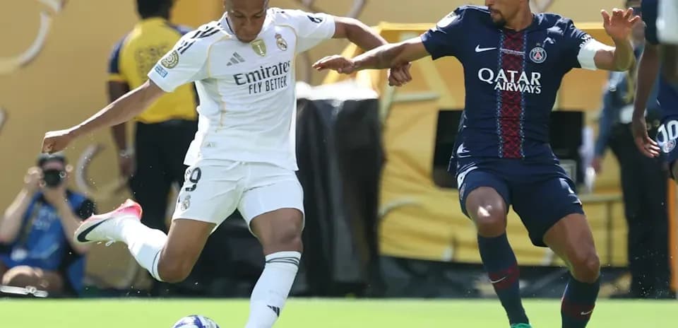 Jugador de Real Madrid driblando frente a jugador de PSG