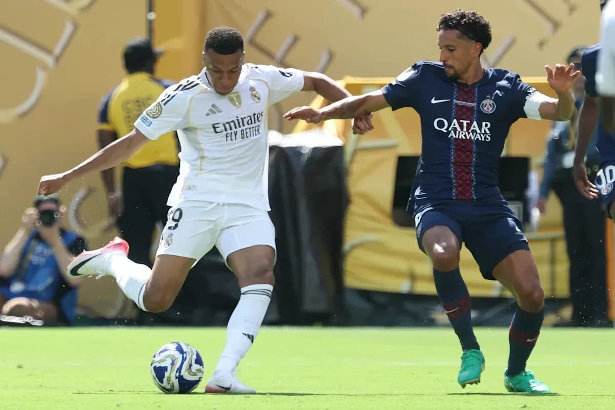 Jugador de Real Madrid driblando frente a jugador de PSG