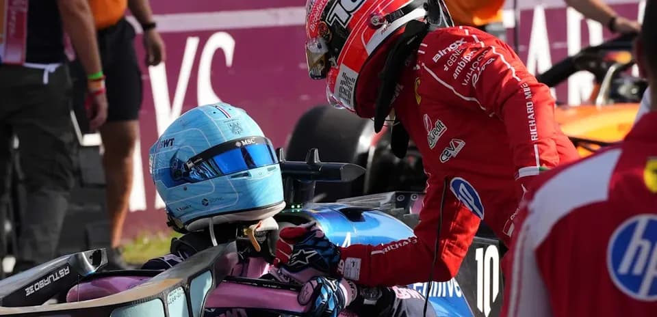 Pilotos conversando tras incidente en carrera
