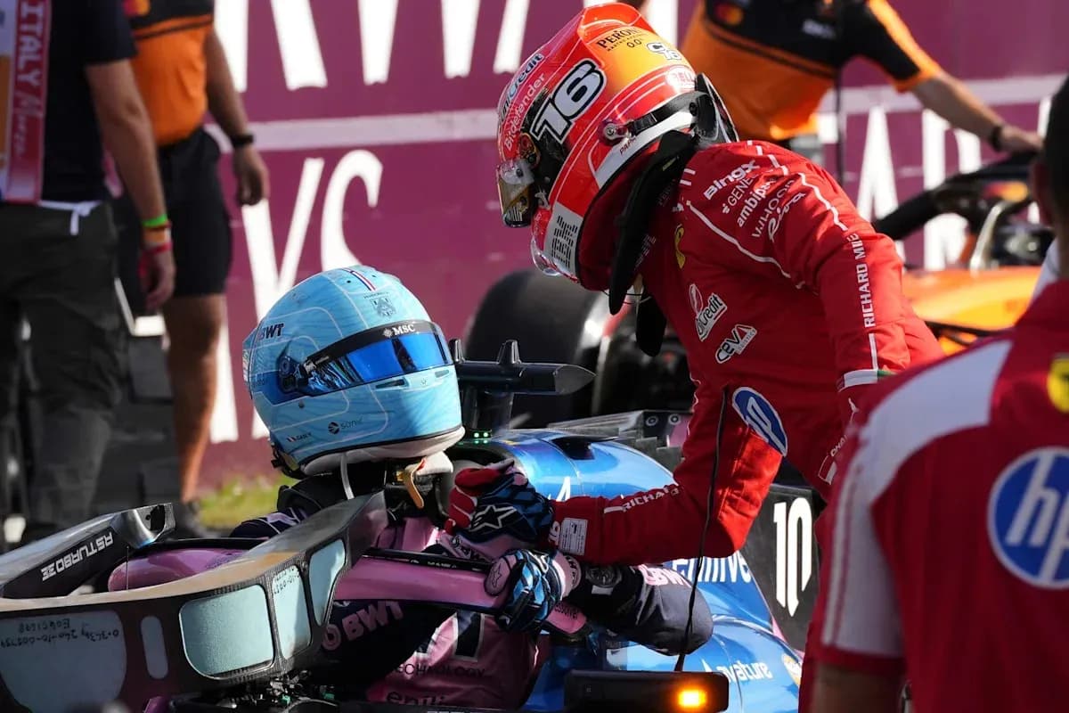 Pilotos conversando tras incidente en carrera