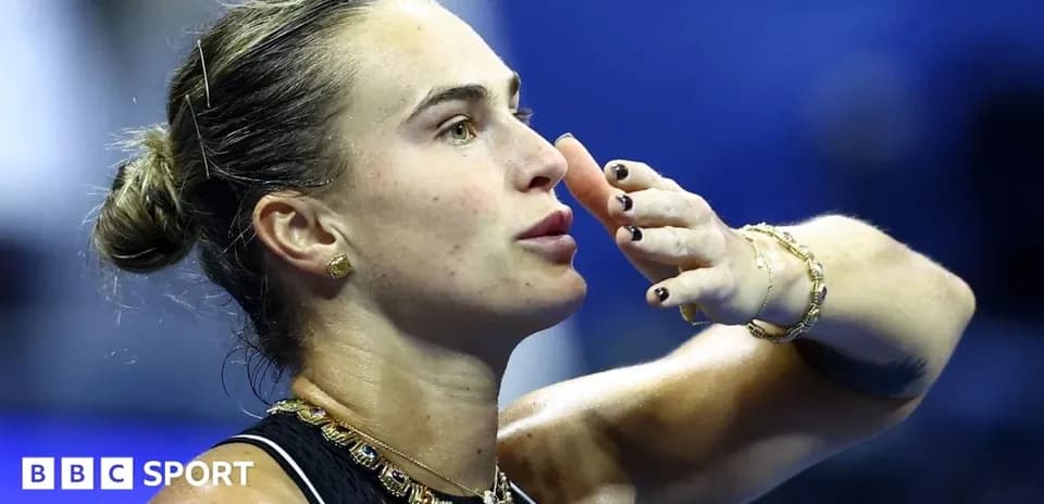 Jugadora de tenis saludando al público durante partido