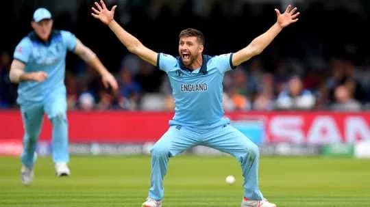 Jugador de Inglaterra celebrando un wicket durante partido