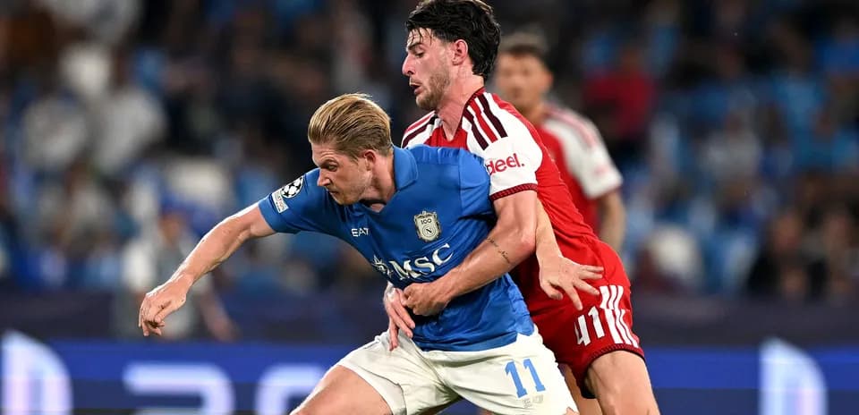 Jugador en camiseta azul siendo marcado por oponente