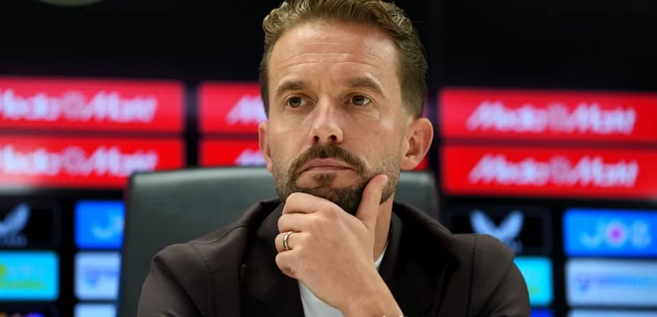 Entrenador reflexionando en conferencia de prensa