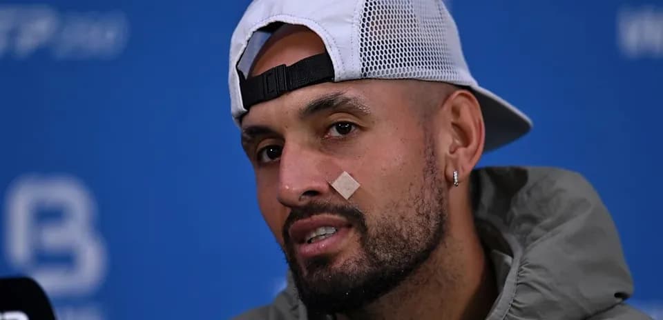 Jugador de tenis en conferencia de prensa con vendaje