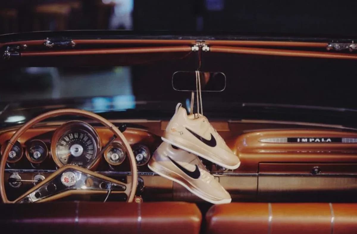 Zapatillas Nike colgadas en el interior de un coche