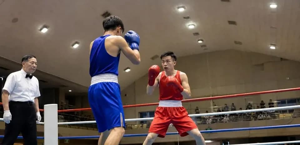 Boxeadores compitiendo en un ring de boxeo