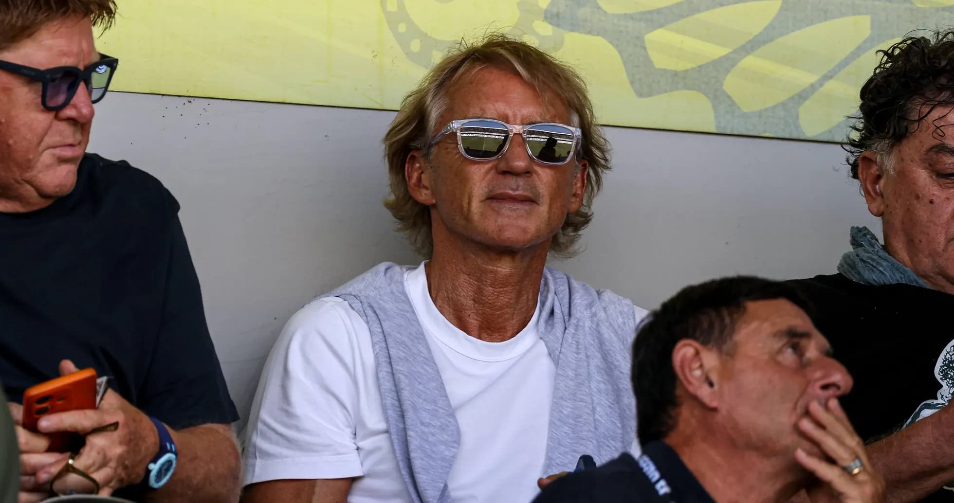 Hombre con gafas de sol en un evento deportivo