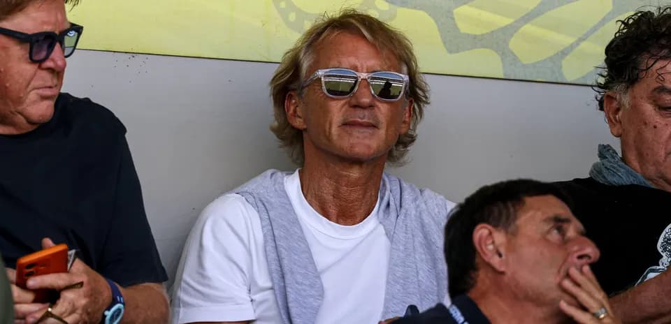Hombre con gafas de sol en un evento deportivo