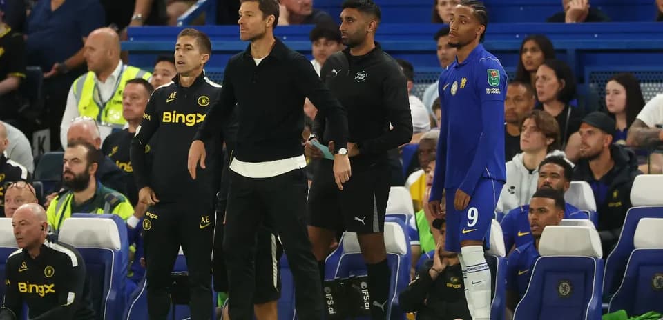 Entrenadores y jugador en la línea de banda