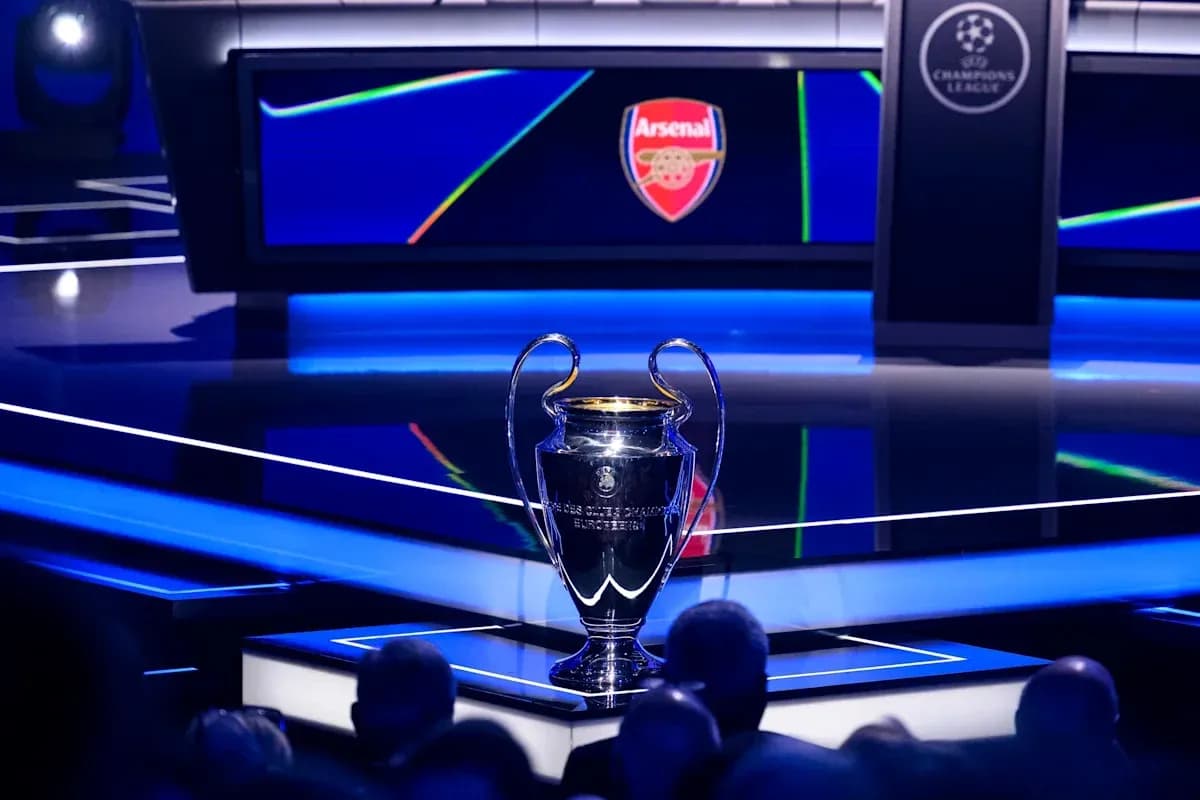 Trofeo de la Champions League en evento de Arsenal