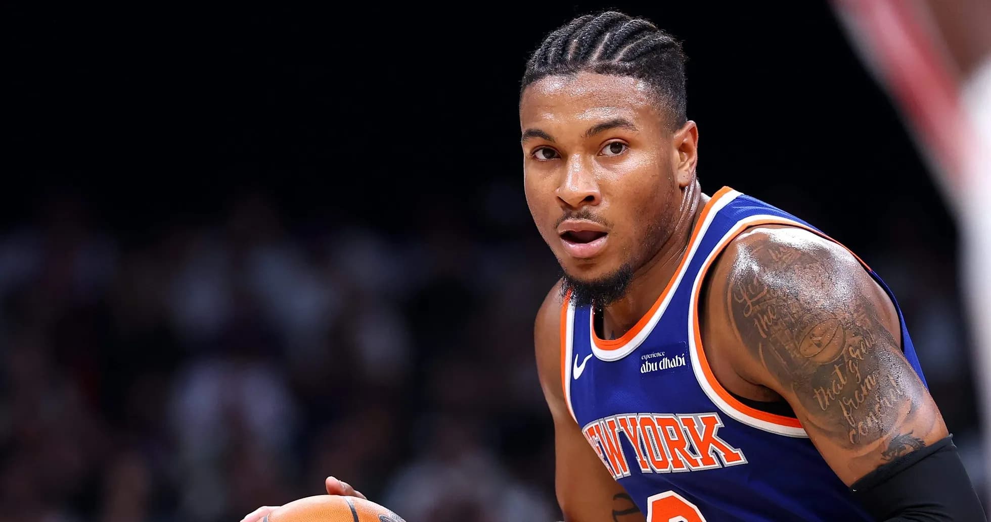 Jugador de baloncesto de los New York Knicks con balón