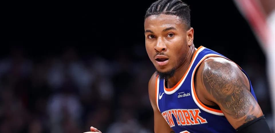 Jugador de baloncesto de los New York Knicks con balón