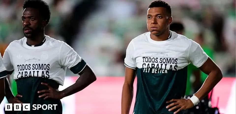 Jugadores en camisetas de calentamiento en el campo