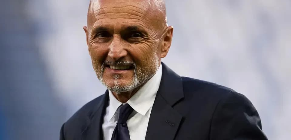 Entrenador sonriendo antes del partido