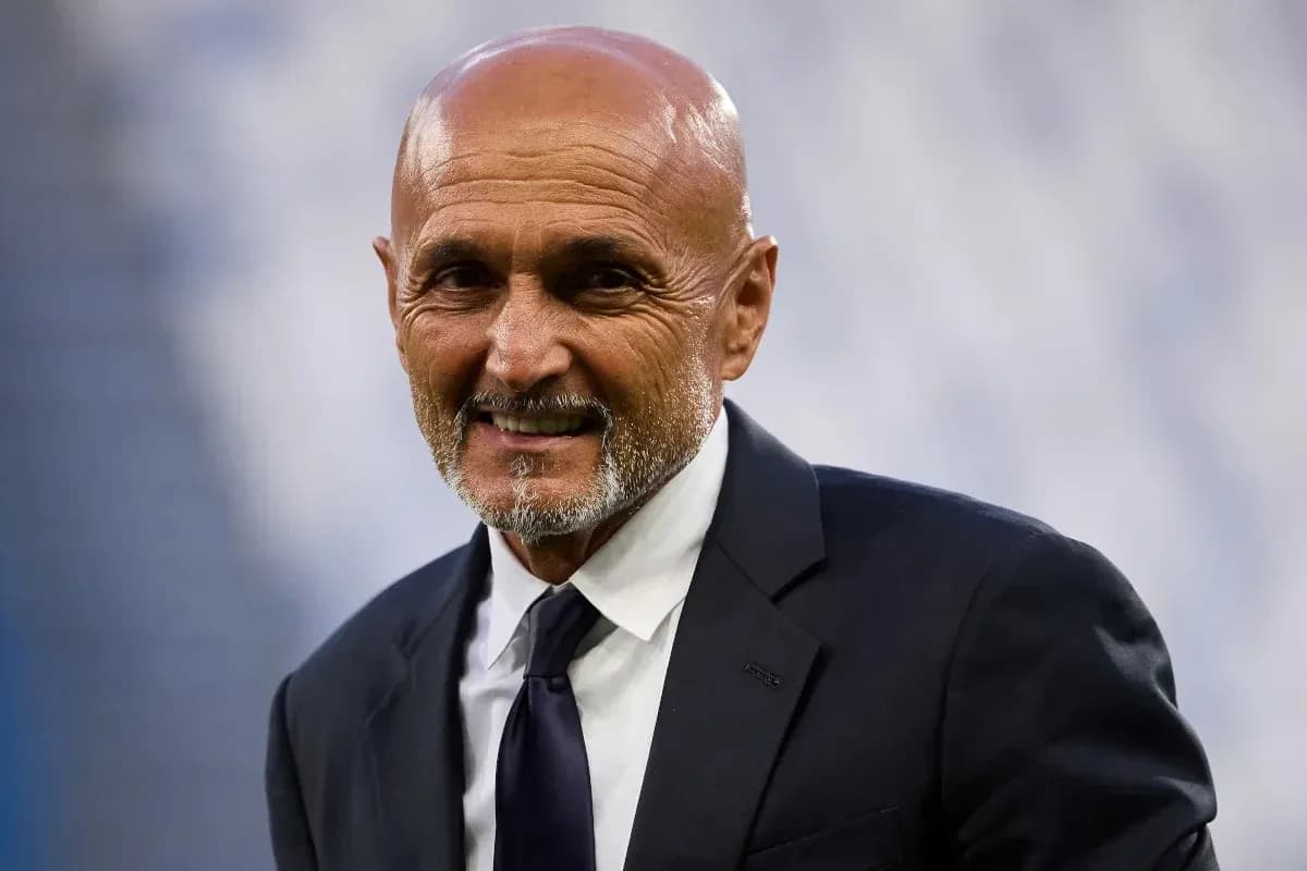 Entrenador sonriendo antes del partido
