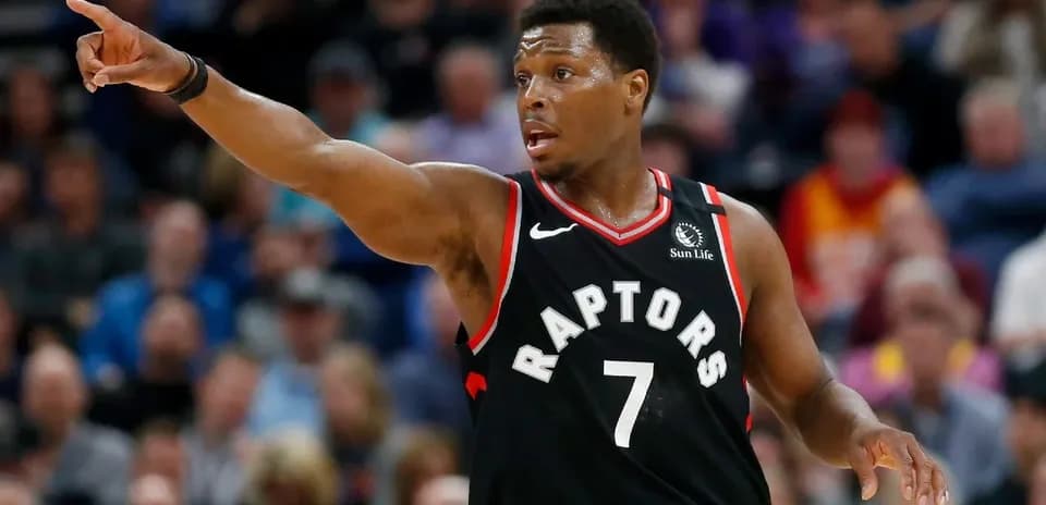 Jugador de los Raptors señalando durante un partido