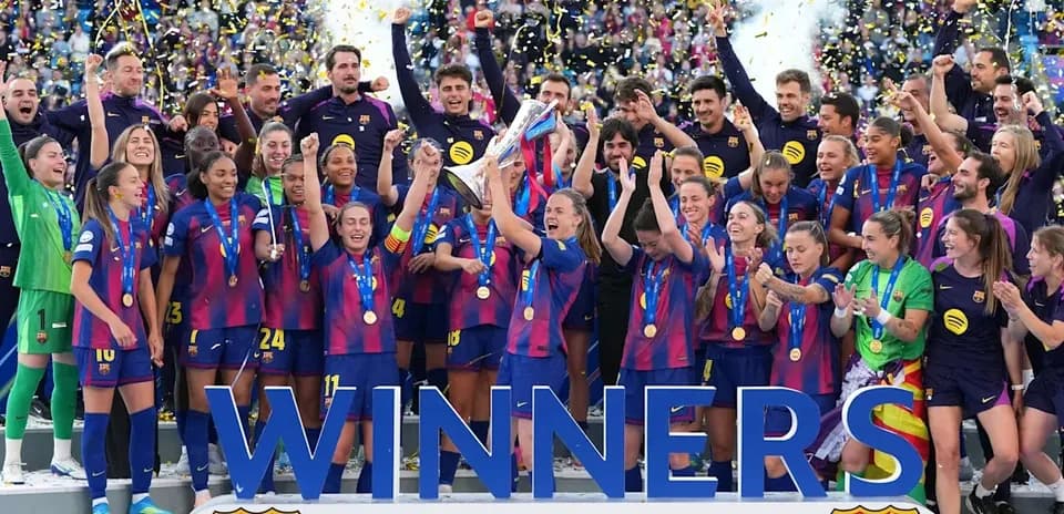 Equipo femenino del FC Barcelona celebrando la victoria