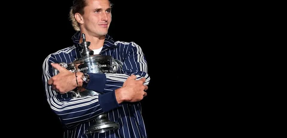 Jugador sosteniendo el trofeo en la ceremonia