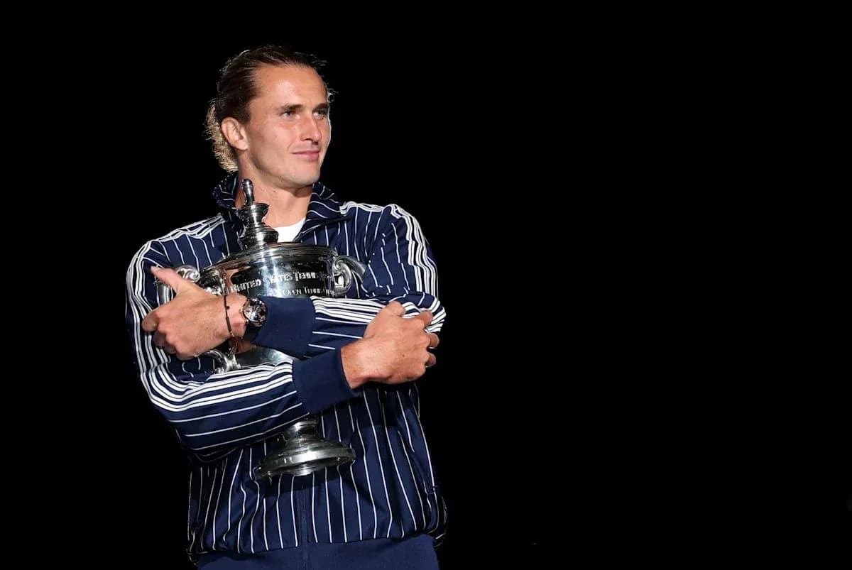 Jugador sosteniendo el trofeo en la ceremonia