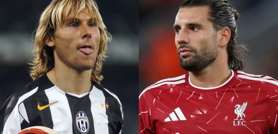 Dos jugadores de fútbol en retrato, uno con balón