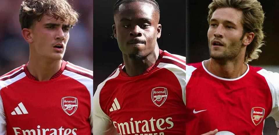 Tres jugadores de Arsenal en camisetas rojas