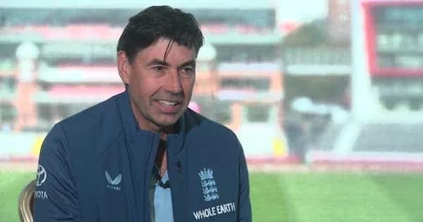 Entrenador de cricket hablando en una entrevista