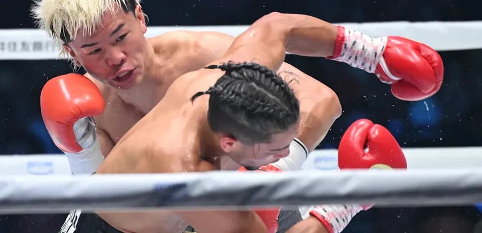 Boxeador lanzando un golpe durante una pelea