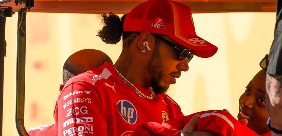 Lewis Hamilton con camiseta de Ferrari interactuando con fan