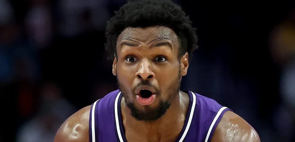 Jugador de baloncesto en acción durante un partido