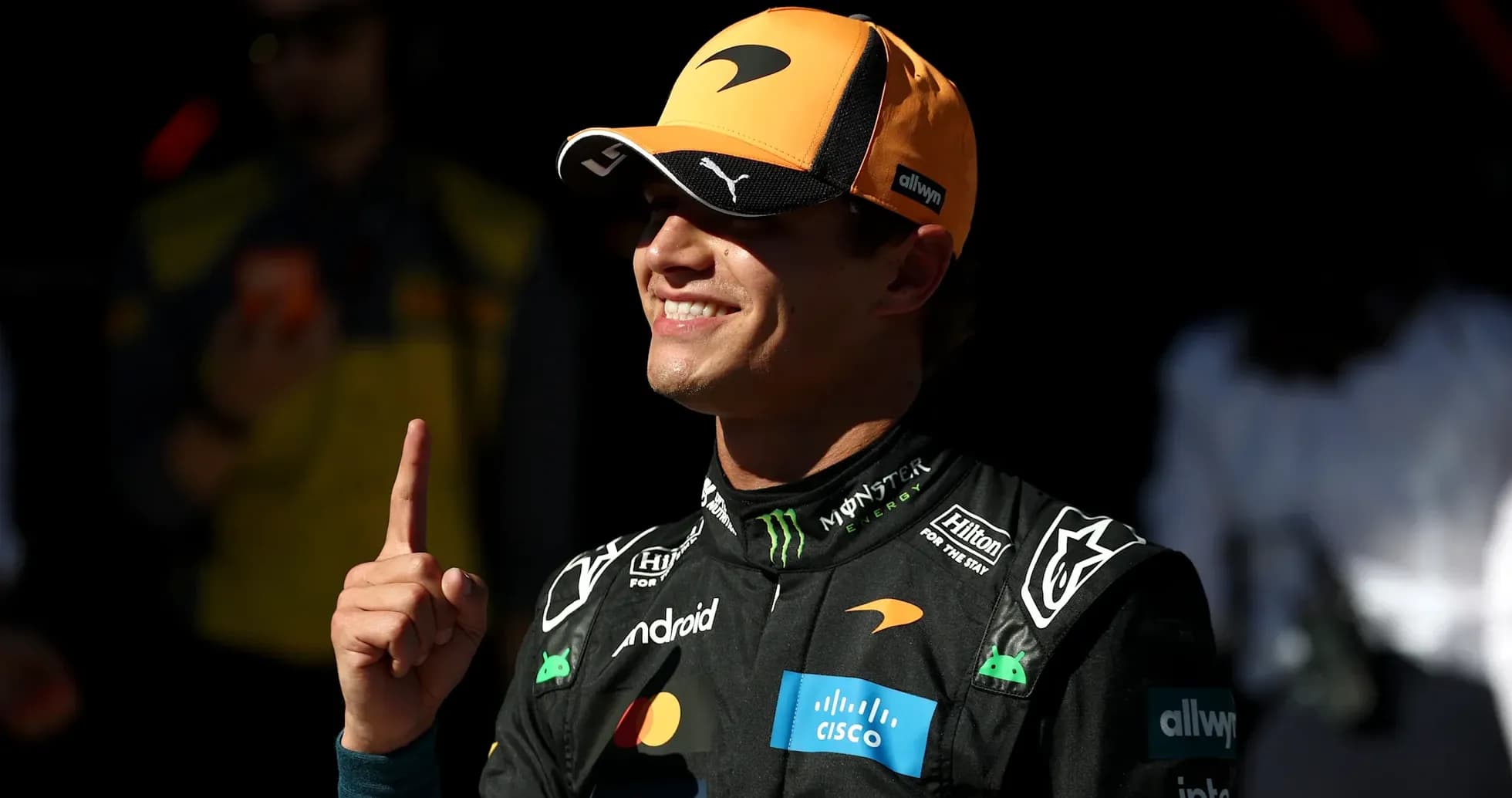 Piloto de McLaren mostrando el dedo índice en señal de triunfo