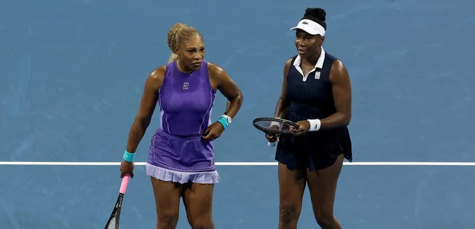 Serena y Venus Williams en la cancha de tenis