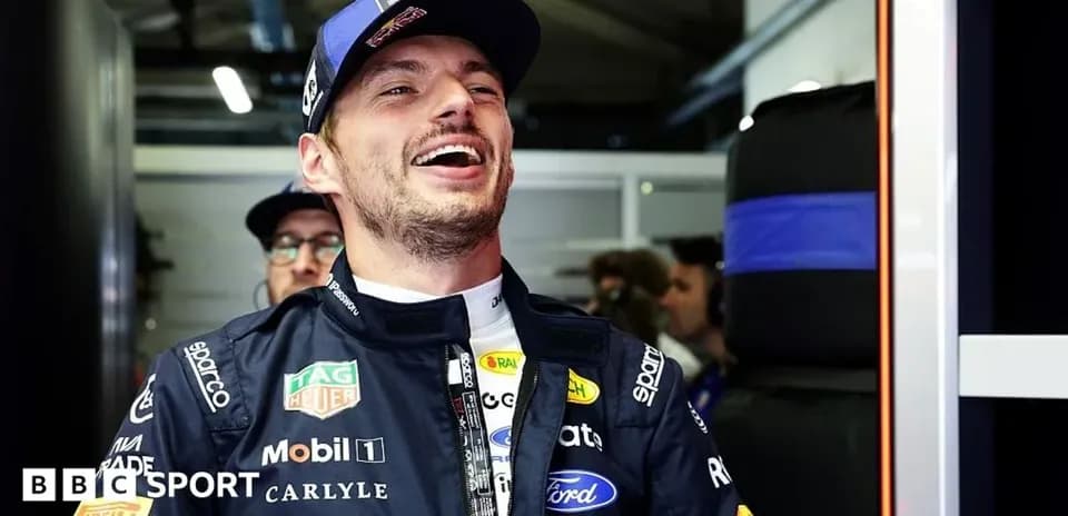 Piloto sonriente en el garaje de F1