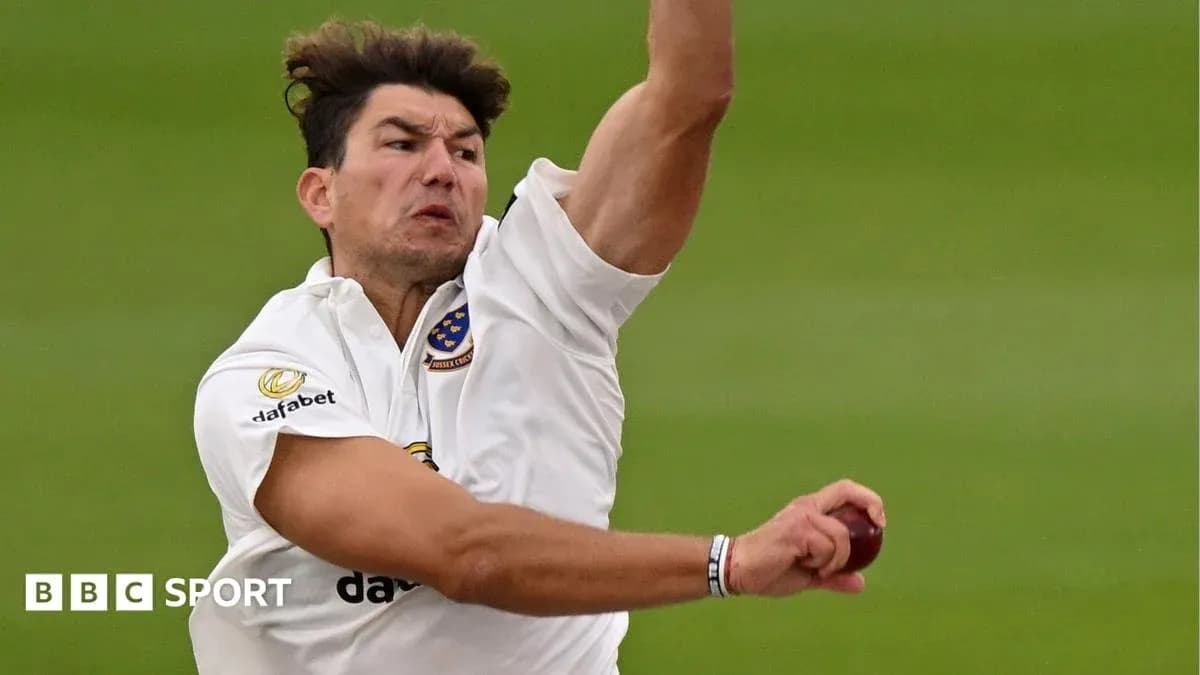 Jugador lanzando la pelota en un partido de cricket