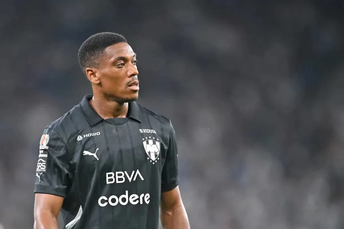 Jugador de Monterrey en el campo durante el partido