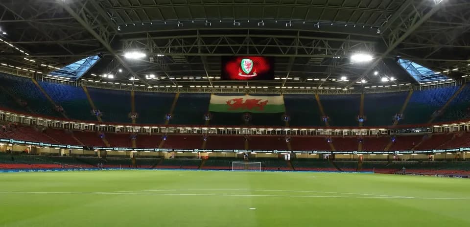 Vista del estadio con bandera de Gales y césped