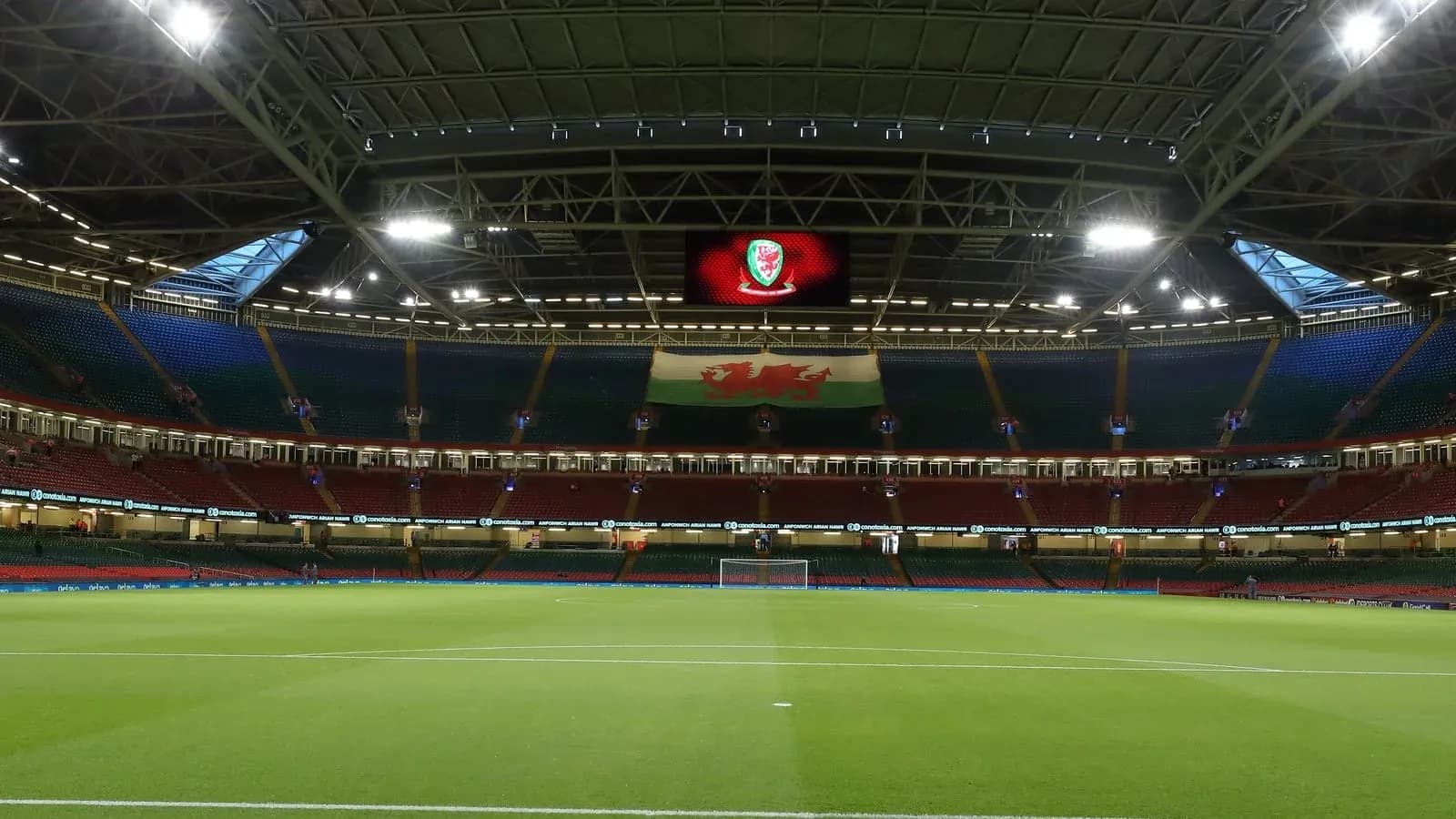 Vista del estadio con bandera de Gales y césped