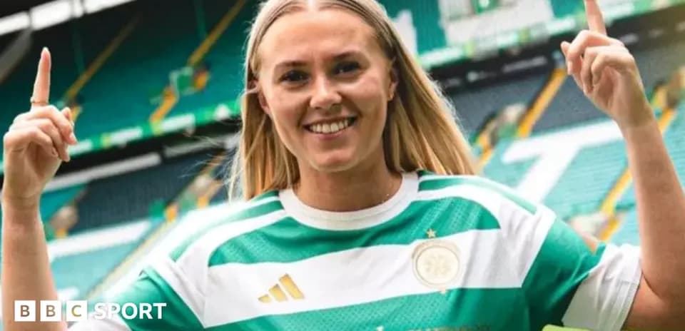 Jugadora sonriente con camiseta de Celtic en estadio