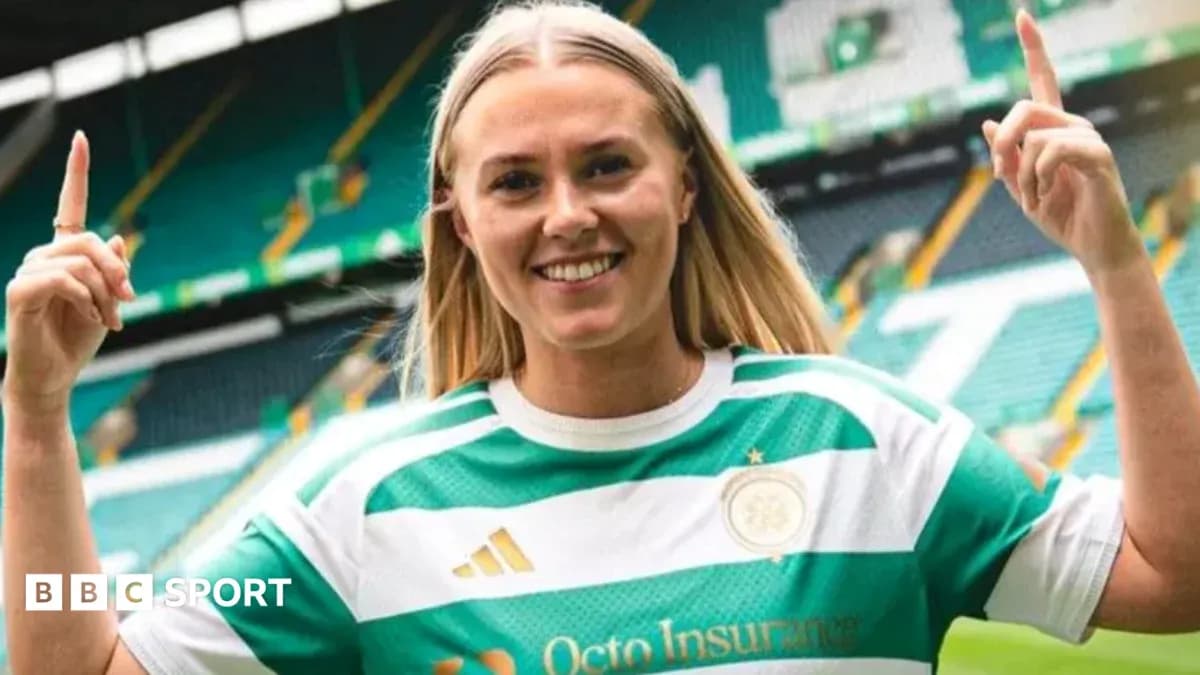 Jugadora sonriente con camiseta de Celtic en estadio
