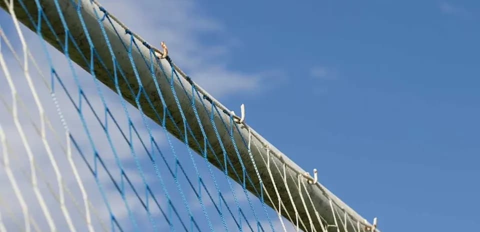 Red de una portería de fútbol contra cielo azul