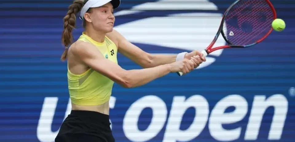 Jugadora golpeando la pelota en el US Open