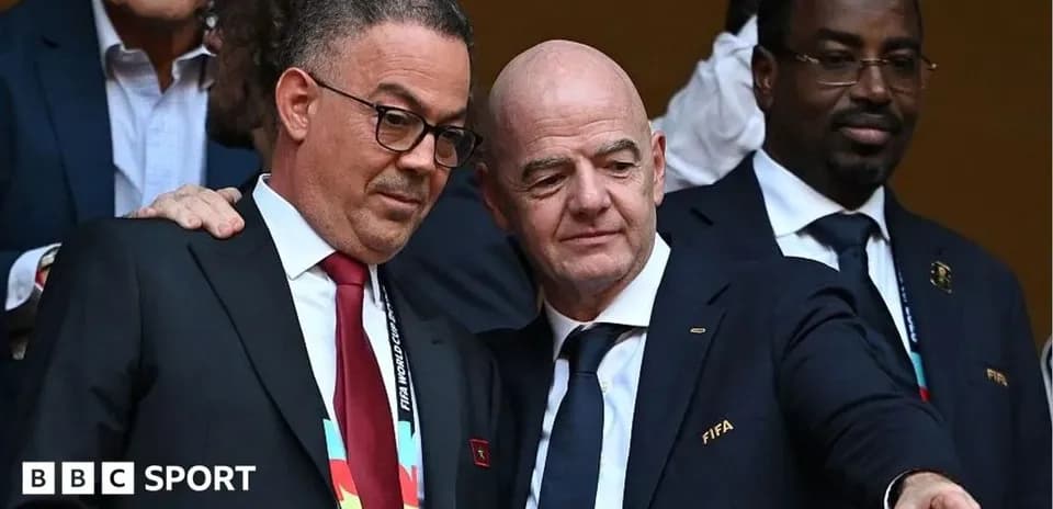 Dos hombres conversando en un evento deportivo