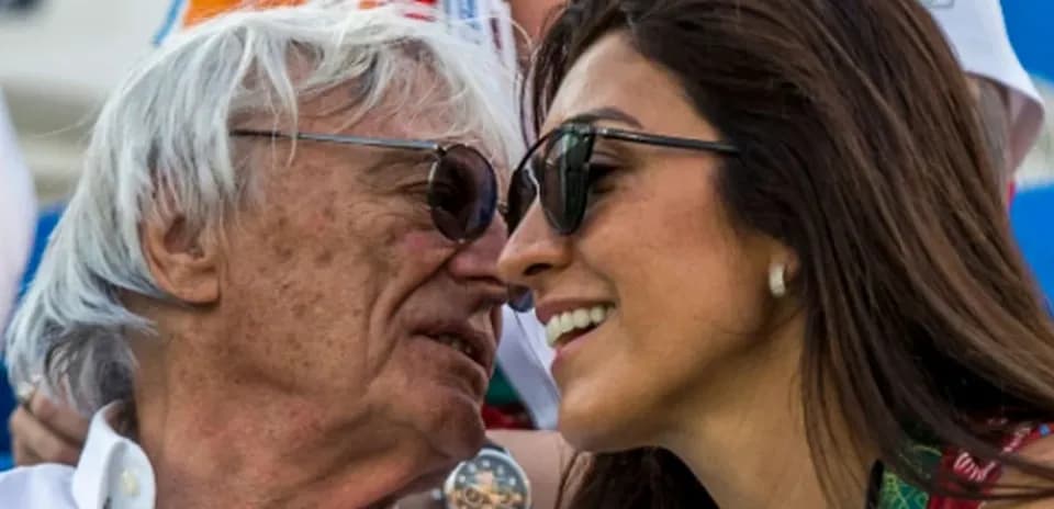 Pareja sonriendo en un evento deportivo al aire libre