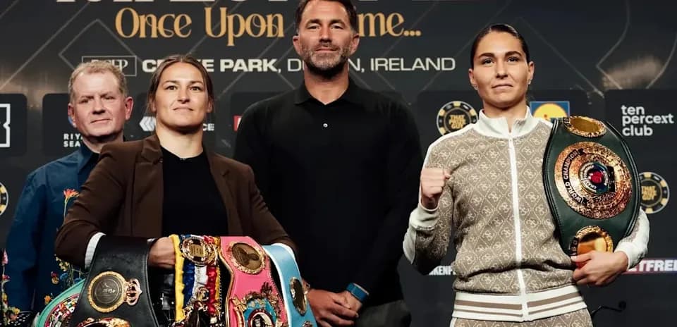 Luchadoras posando con cinturones en conferencia de prensa