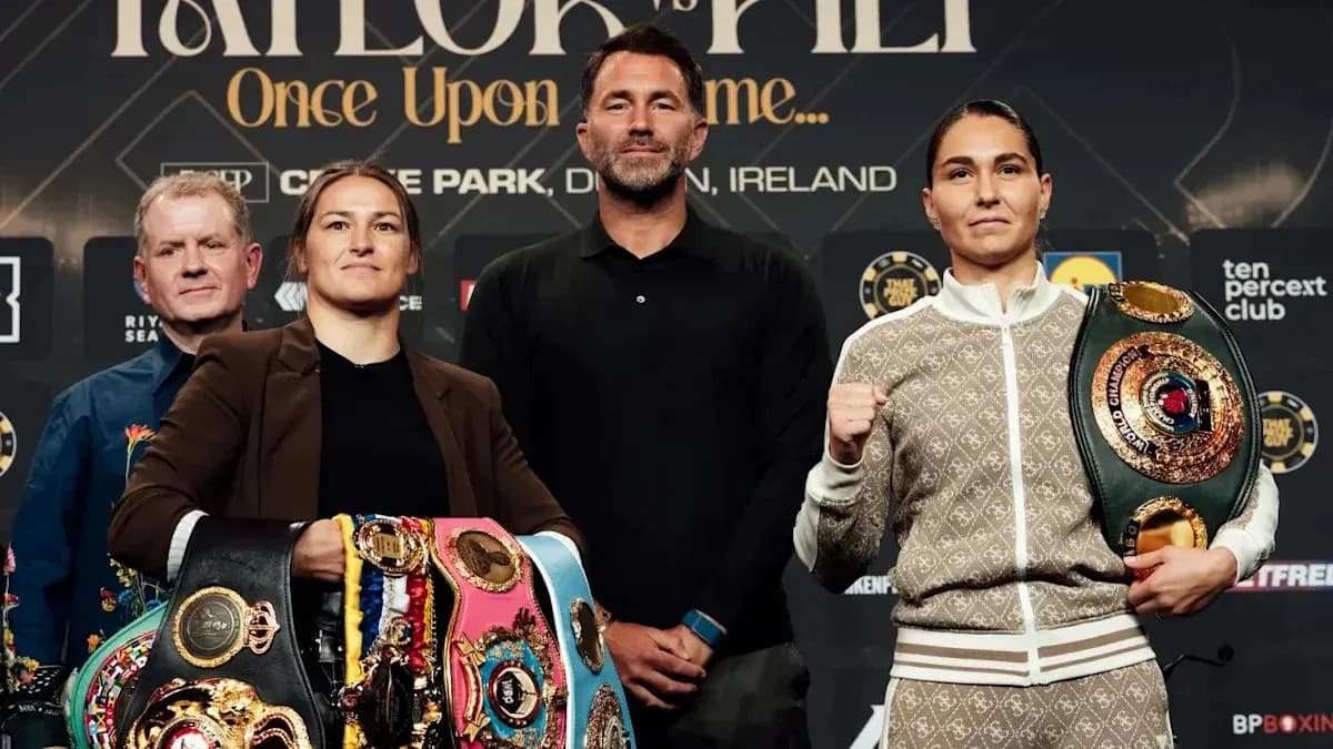 Luchadoras posando con cinturones en conferencia de prensa