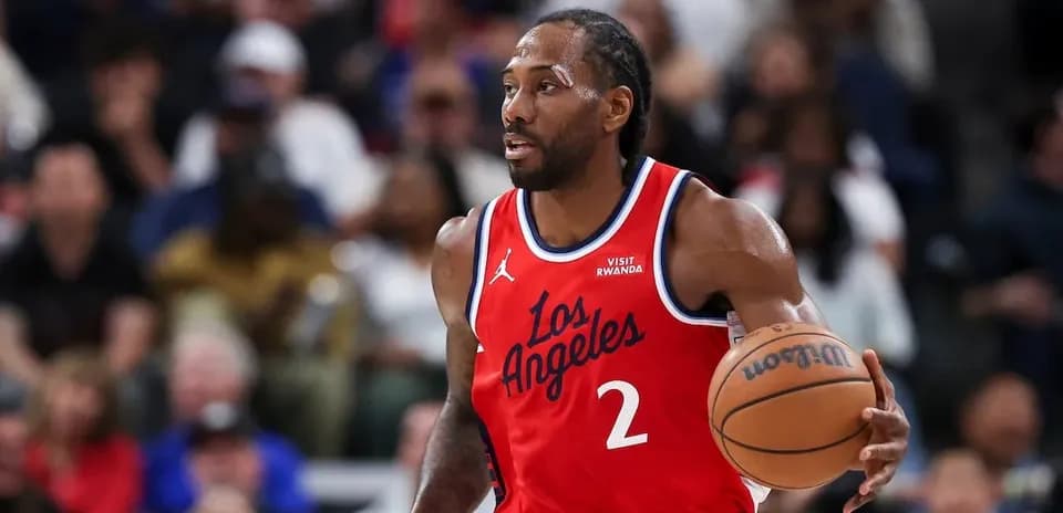 Jugador de baloncesto con balón en la cancha