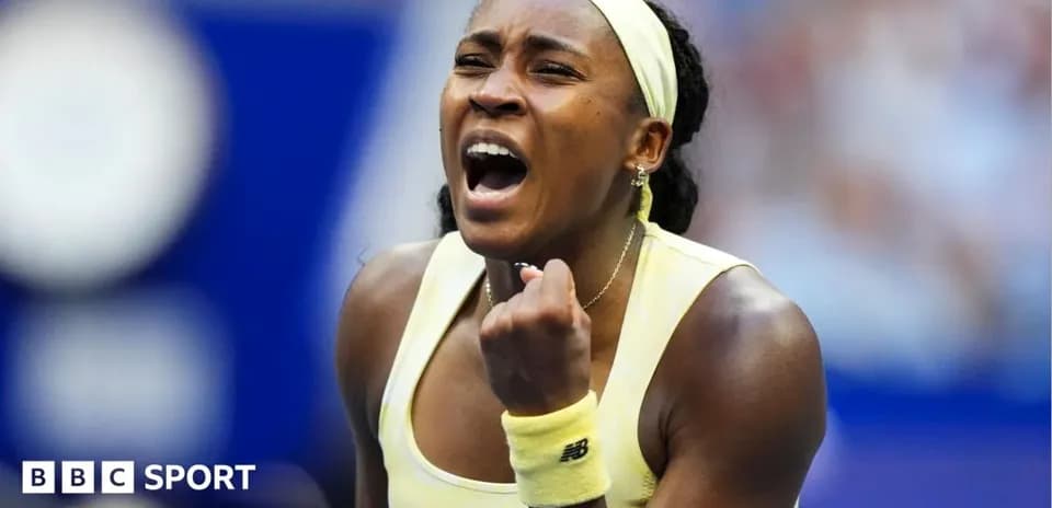 Jugadora celebrando un punto en la cancha de tenis