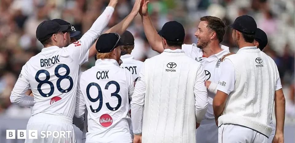 Jugadores de cricket celebrando una victoria en equipo