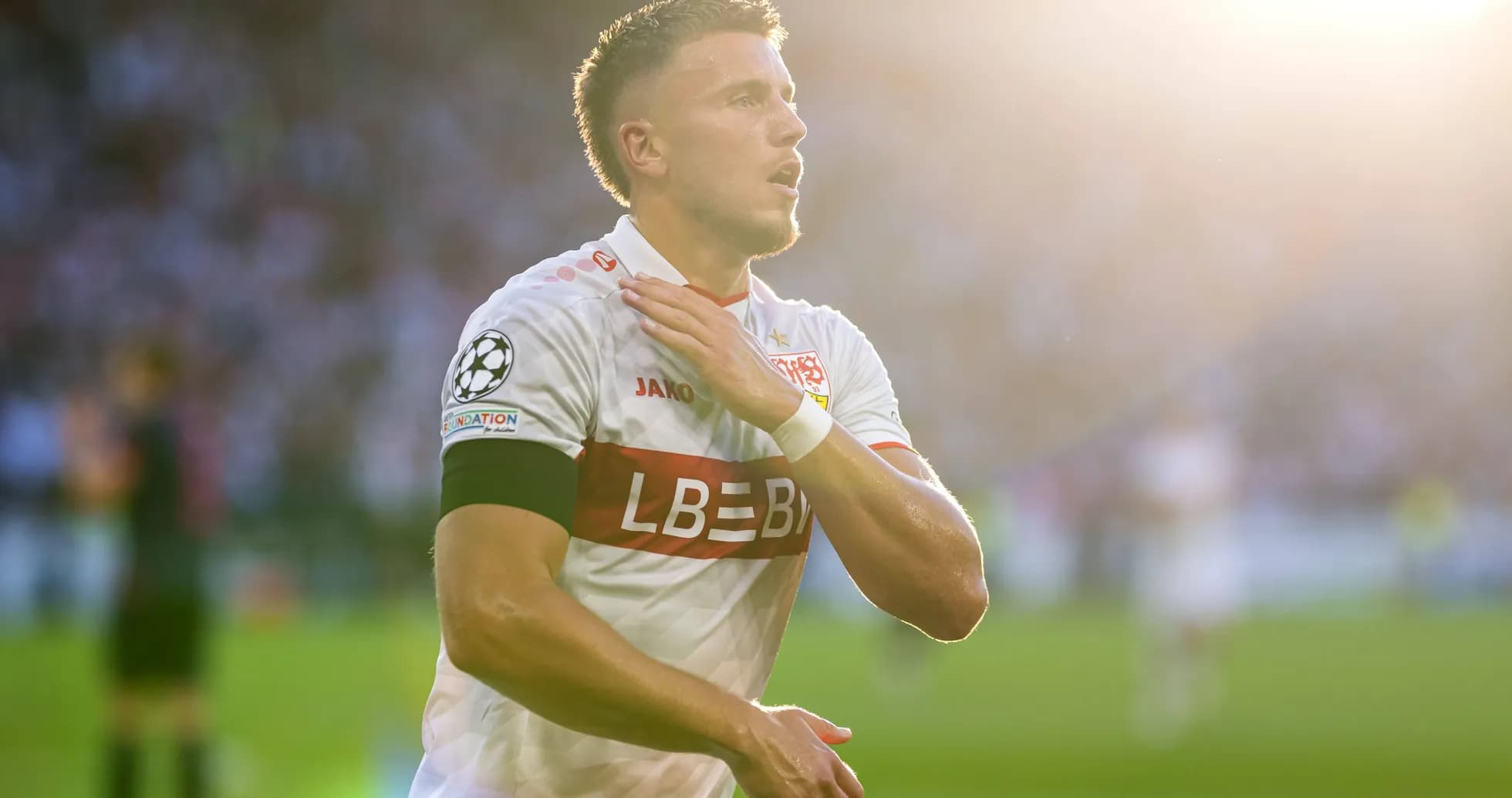 Jugador celebrando un gol en el campo de fútbol